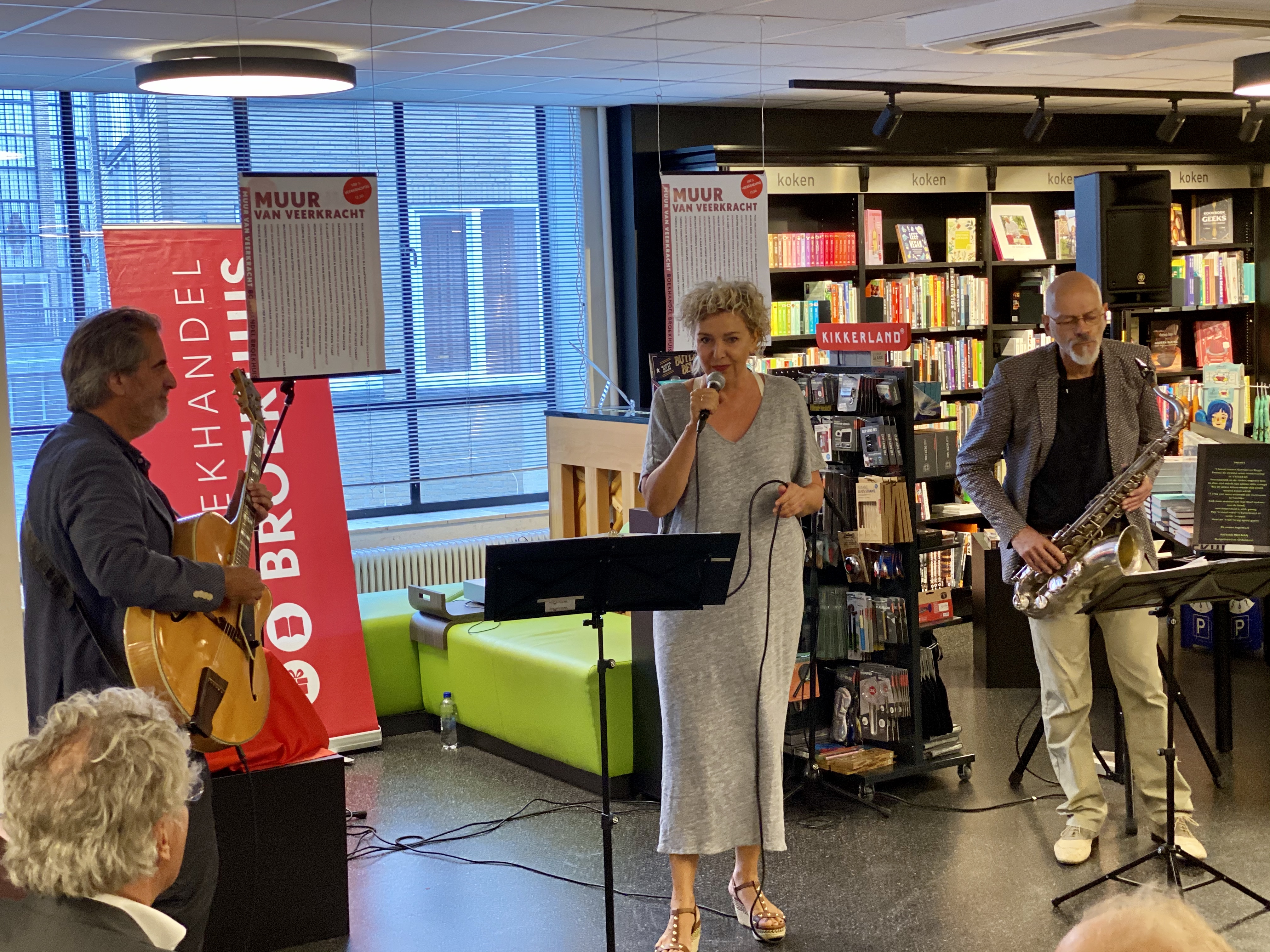 LIED OVER DE MUUR VAN BOEKHANDEL BROEKHUIS